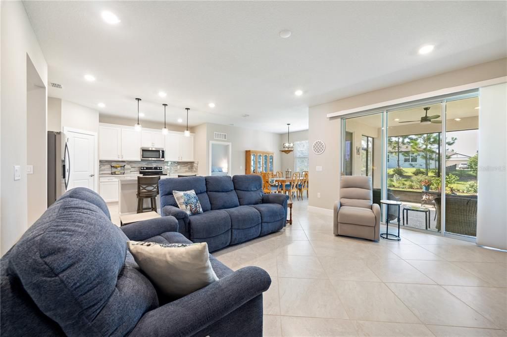 合同活跃: $318,813 (3 贝兹, 2 浴室, 1662 平方英尺)