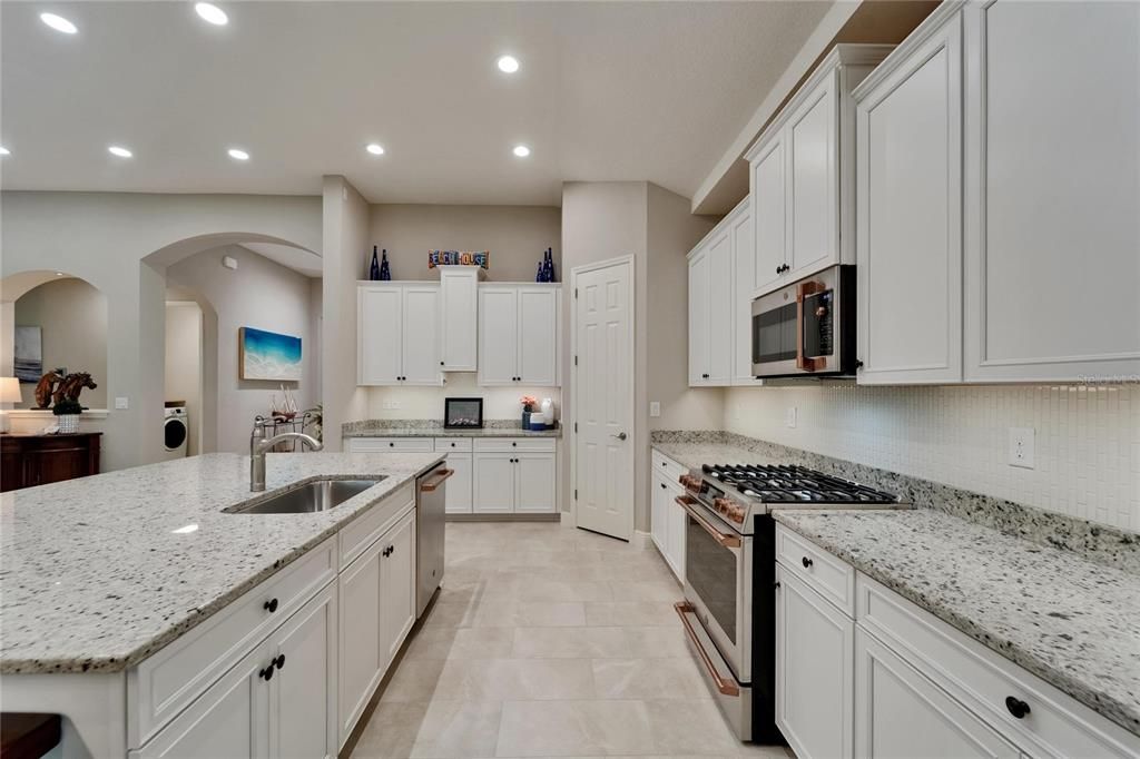 合同活跃: $588,400 (4 贝兹, 3 浴室, 2597 平方英尺)