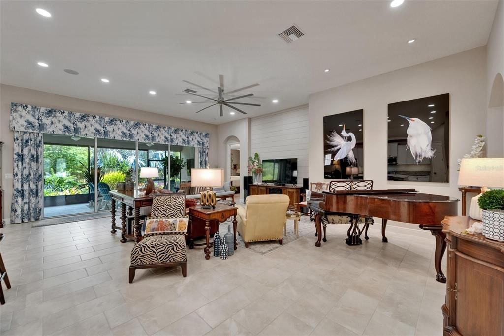 合同活跃: $588,400 (4 贝兹, 3 浴室, 2597 平方英尺)