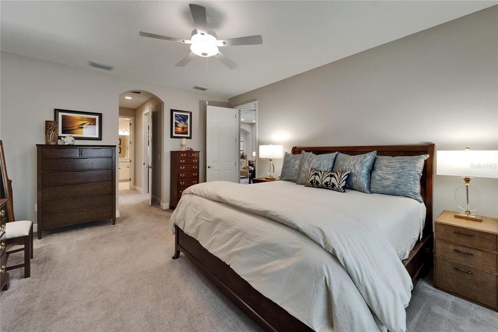 合同活跃: $588,400 (4 贝兹, 3 浴室, 2597 平方英尺)