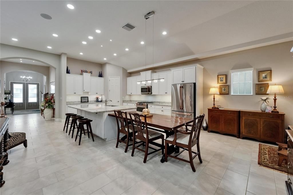 合同活跃: $588,400 (4 贝兹, 3 浴室, 2597 平方英尺)