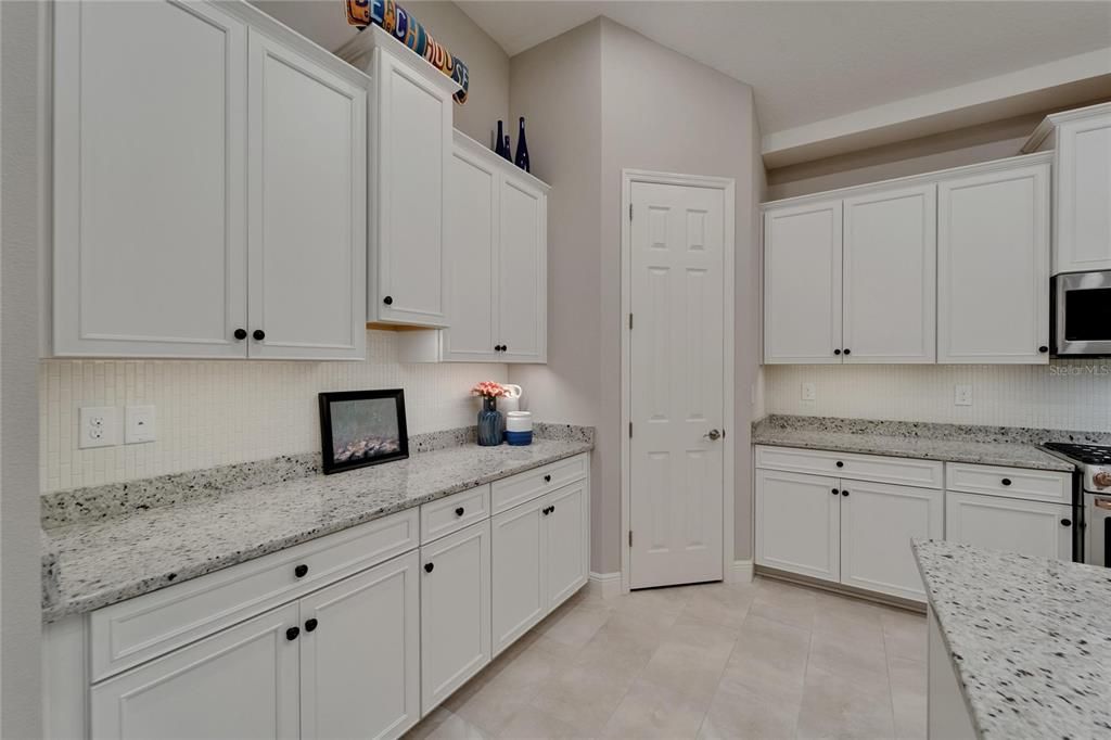 合同活跃: $588,400 (4 贝兹, 3 浴室, 2597 平方英尺)