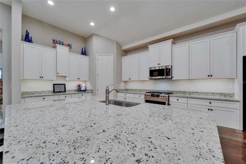 合同活跃: $588,400 (4 贝兹, 3 浴室, 2597 平方英尺)