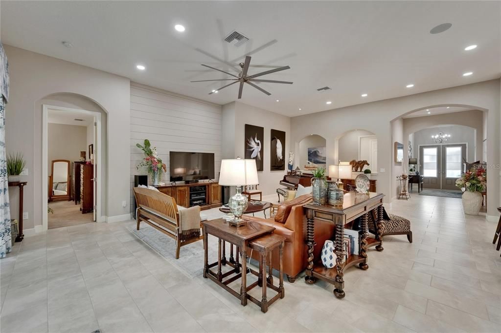 合同活跃: $588,400 (4 贝兹, 3 浴室, 2597 平方英尺)