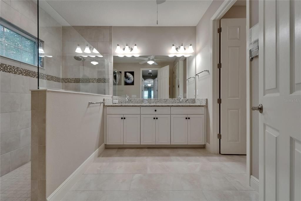 合同活跃: $588,400 (4 贝兹, 3 浴室, 2597 平方英尺)