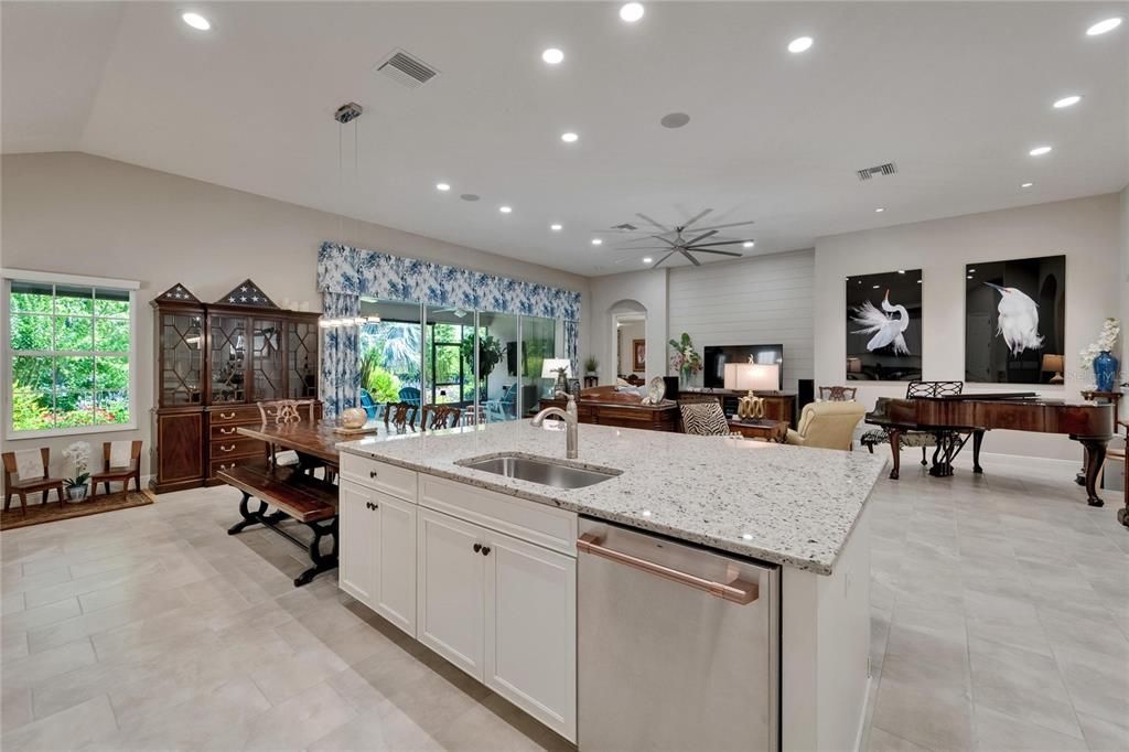 合同活跃: $588,400 (4 贝兹, 3 浴室, 2597 平方英尺)