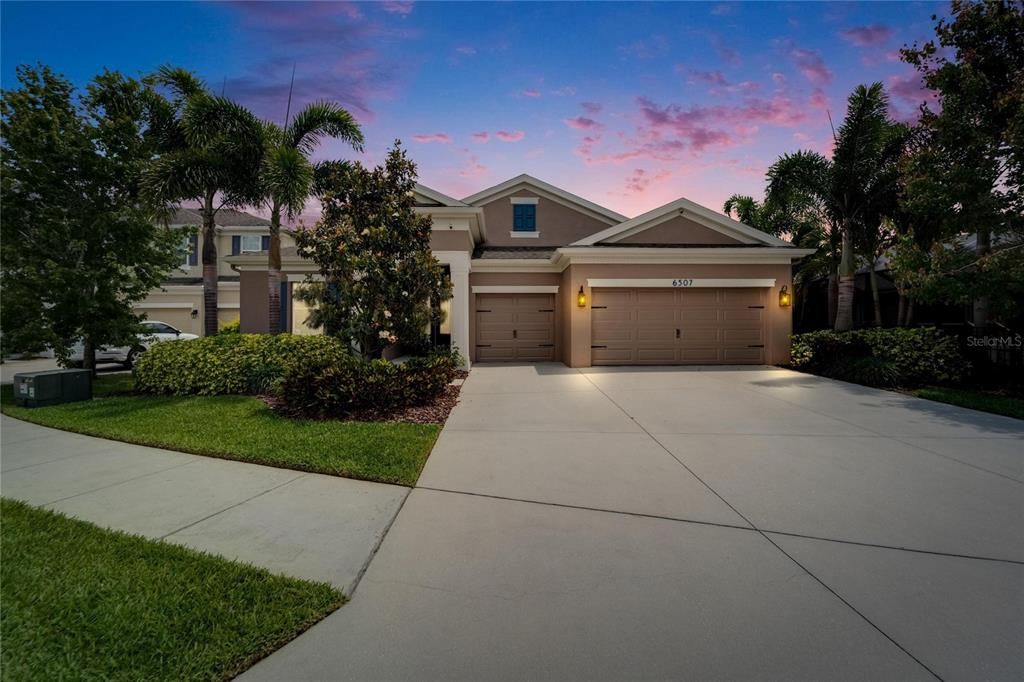 合同活跃: $588,400 (4 贝兹, 3 浴室, 2597 平方英尺)