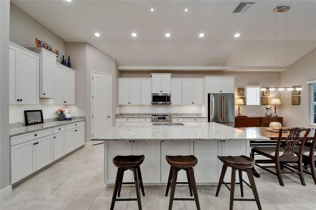 合同活跃: $588,400 (4 贝兹, 3 浴室, 2597 平方英尺)