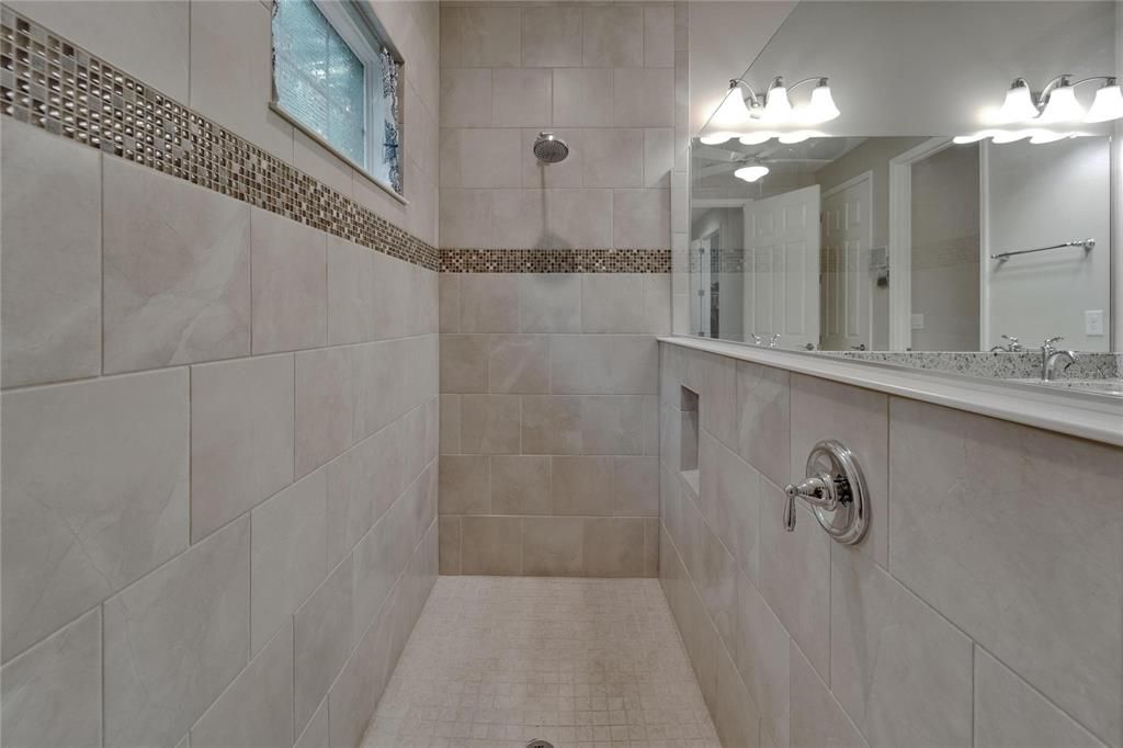 合同活跃: $588,400 (4 贝兹, 3 浴室, 2597 平方英尺)