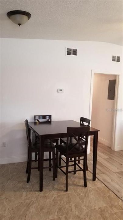 出租: $800 (1 贝兹, 1 浴室, 965 平方英尺)