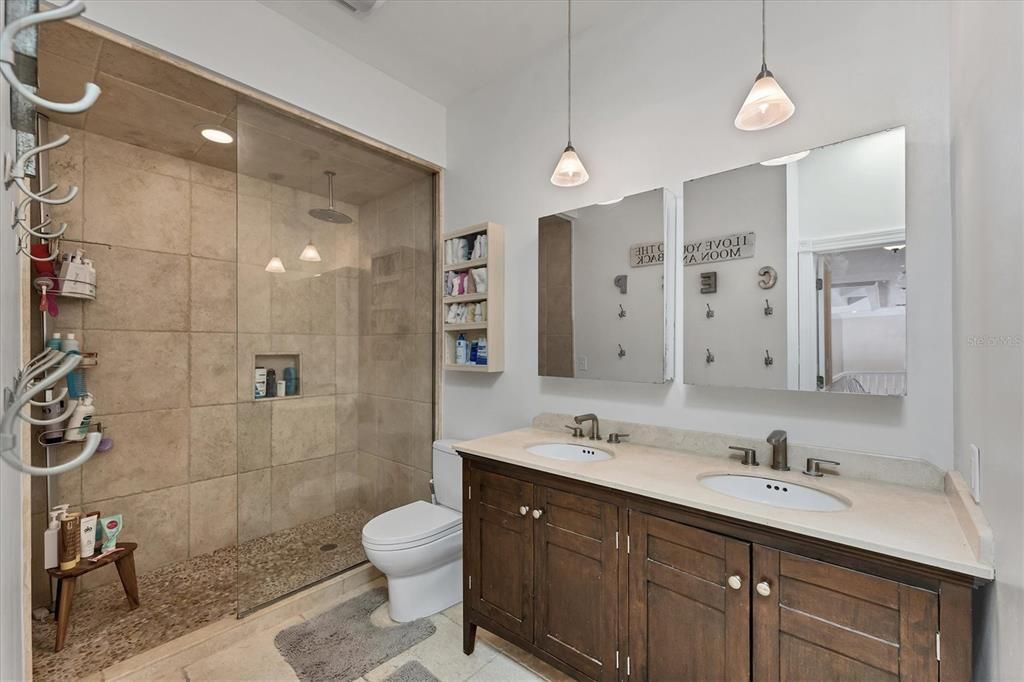 Activo con contrato: $1,795,000 (5 camas, 3 baños, 4554 Pies cuadrados)