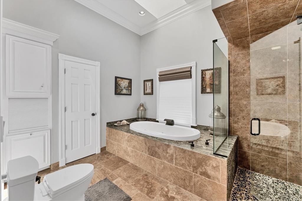 Activo con contrato: $1,795,000 (5 camas, 3 baños, 4554 Pies cuadrados)