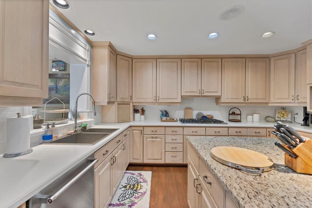 Activo con contrato: $1,795,000 (5 camas, 3 baños, 4554 Pies cuadrados)