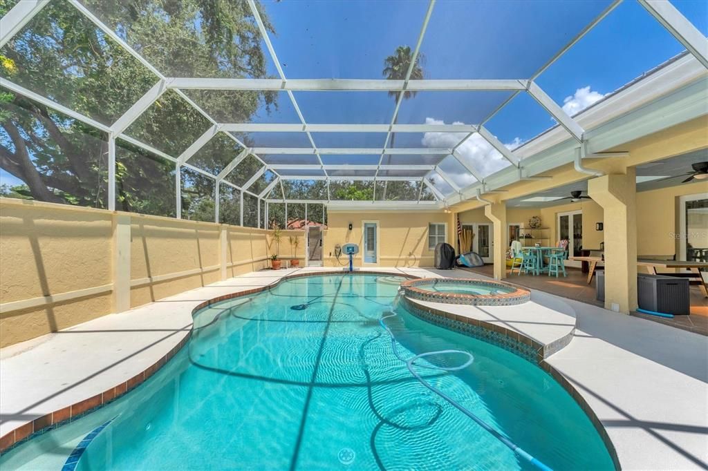 Activo con contrato: $1,795,000 (5 camas, 3 baños, 4554 Pies cuadrados)