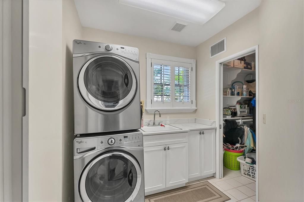 Activo con contrato: $1,795,000 (5 camas, 3 baños, 4554 Pies cuadrados)