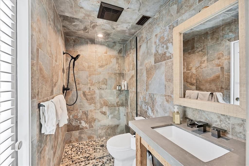 Activo con contrato: $1,795,000 (5 camas, 3 baños, 4554 Pies cuadrados)