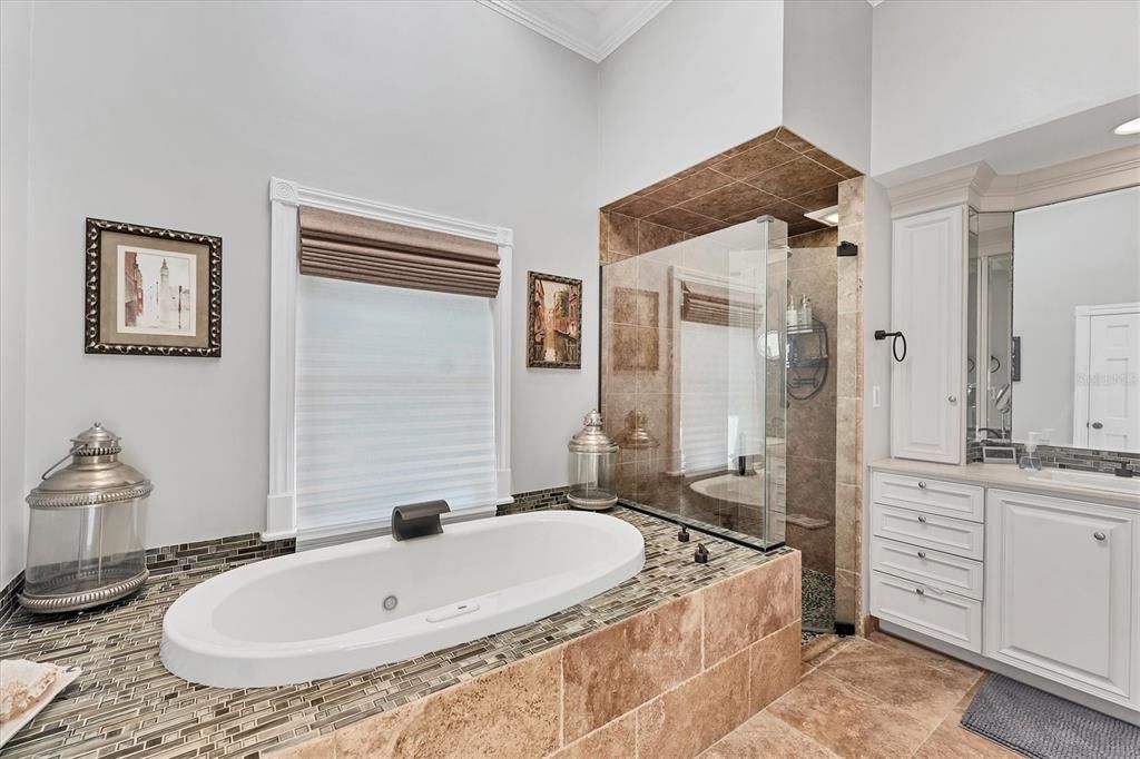 Activo con contrato: $1,795,000 (5 camas, 3 baños, 4554 Pies cuadrados)