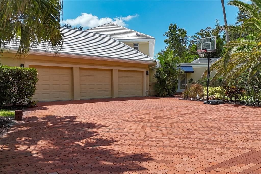 Activo con contrato: $1,795,000 (5 camas, 3 baños, 4554 Pies cuadrados)