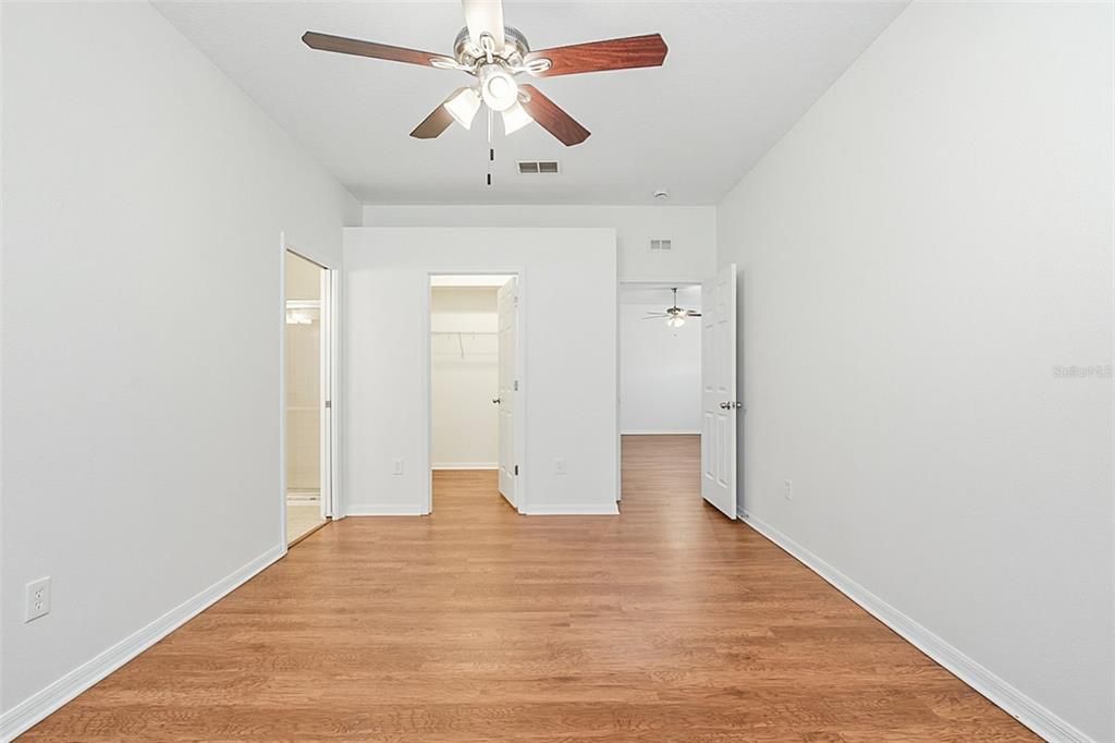 合同活跃: $284,900 (4 贝兹, 2 浴室, 1682 平方英尺)