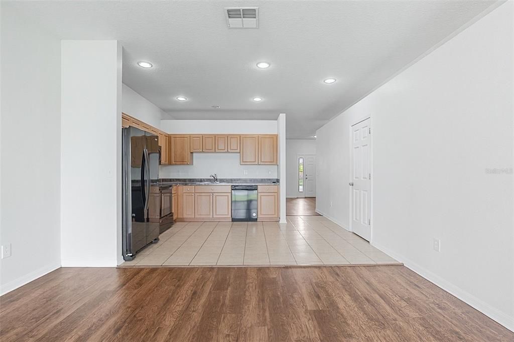 合同活跃: $284,900 (4 贝兹, 2 浴室, 1682 平方英尺)