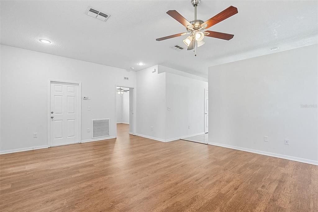 合同活跃: $284,900 (4 贝兹, 2 浴室, 1682 平方英尺)