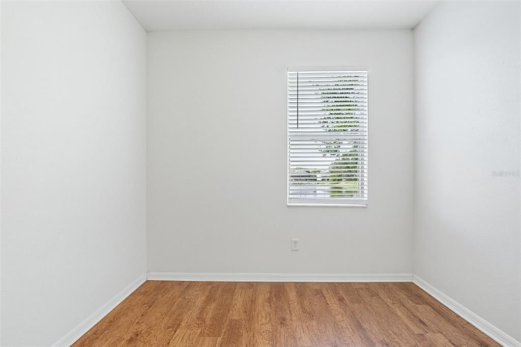 合同活跃: $284,900 (4 贝兹, 2 浴室, 1682 平方英尺)