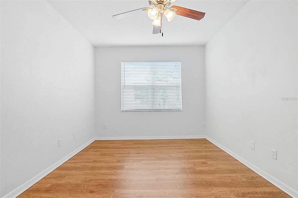 合同活跃: $284,900 (4 贝兹, 2 浴室, 1682 平方英尺)