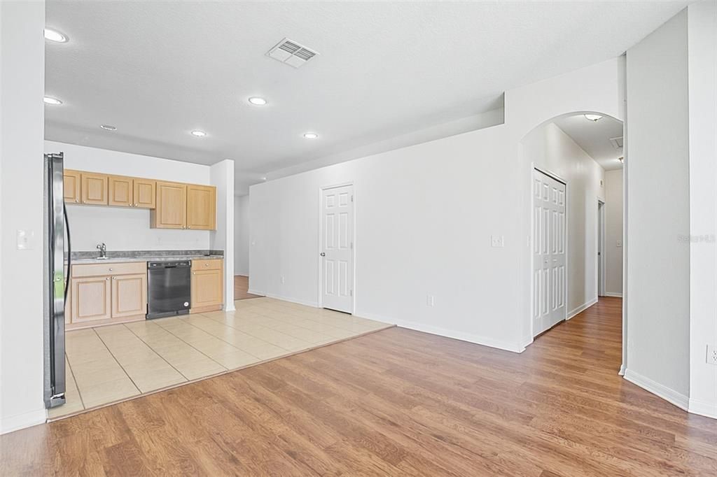 合同活跃: $284,900 (4 贝兹, 2 浴室, 1682 平方英尺)