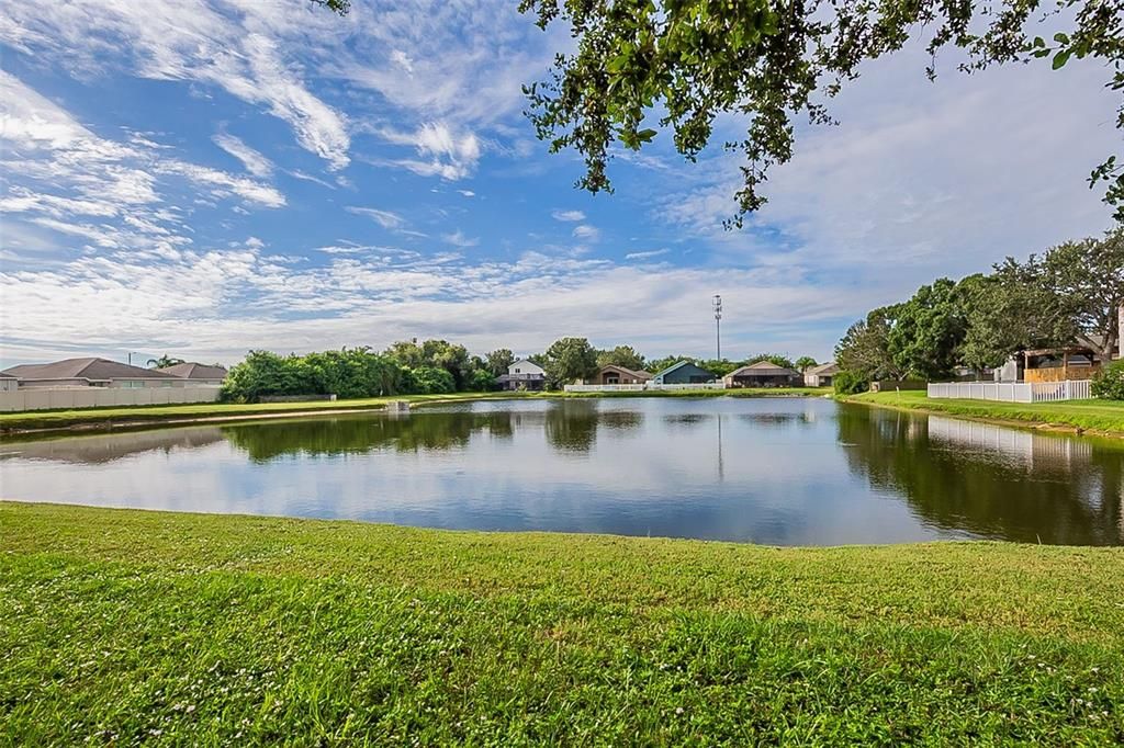 合同活跃: $284,900 (4 贝兹, 2 浴室, 1682 平方英尺)