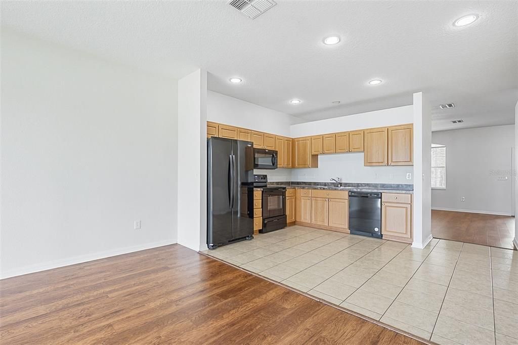 合同活跃: $284,900 (4 贝兹, 2 浴室, 1682 平方英尺)