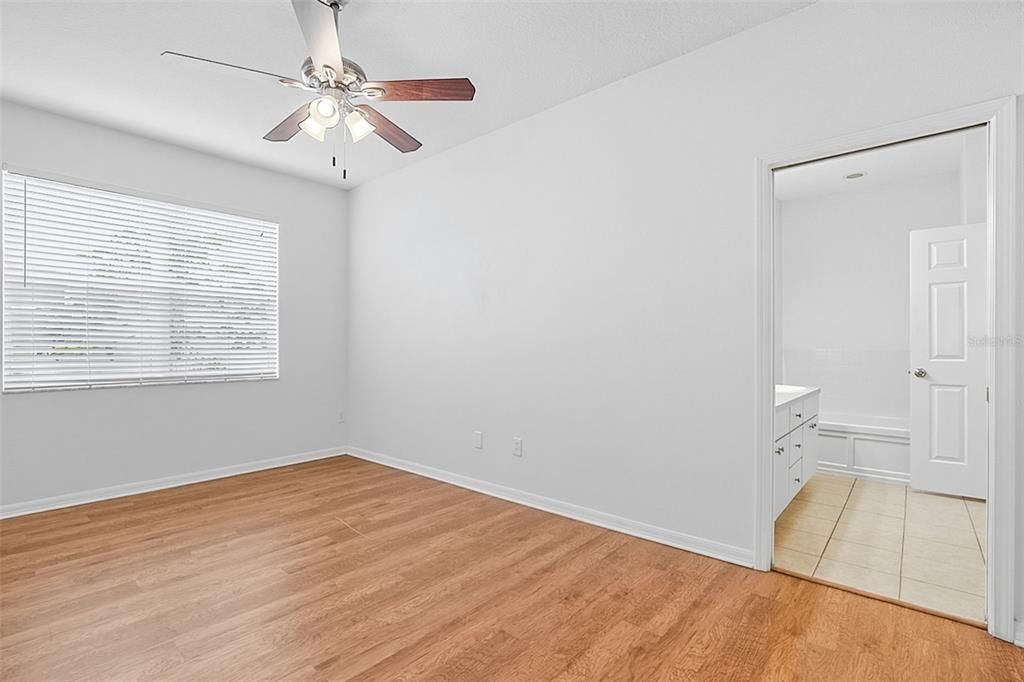 合同活跃: $284,900 (4 贝兹, 2 浴室, 1682 平方英尺)