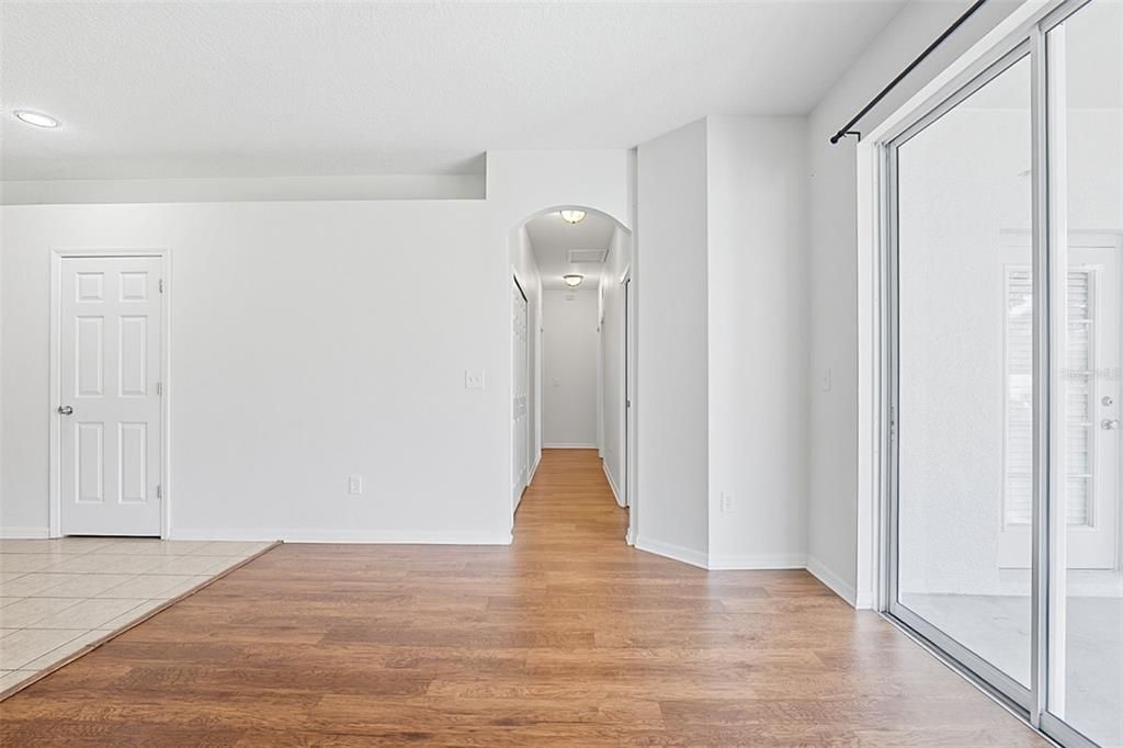 合同活跃: $284,900 (4 贝兹, 2 浴室, 1682 平方英尺)