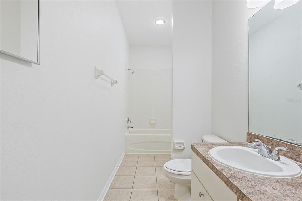 合同活跃: $284,900 (4 贝兹, 2 浴室, 1682 平方英尺)