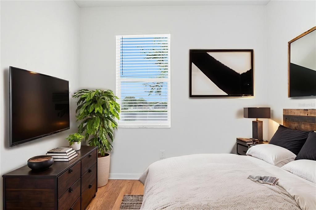 合同活跃: $284,900 (4 贝兹, 2 浴室, 1682 平方英尺)