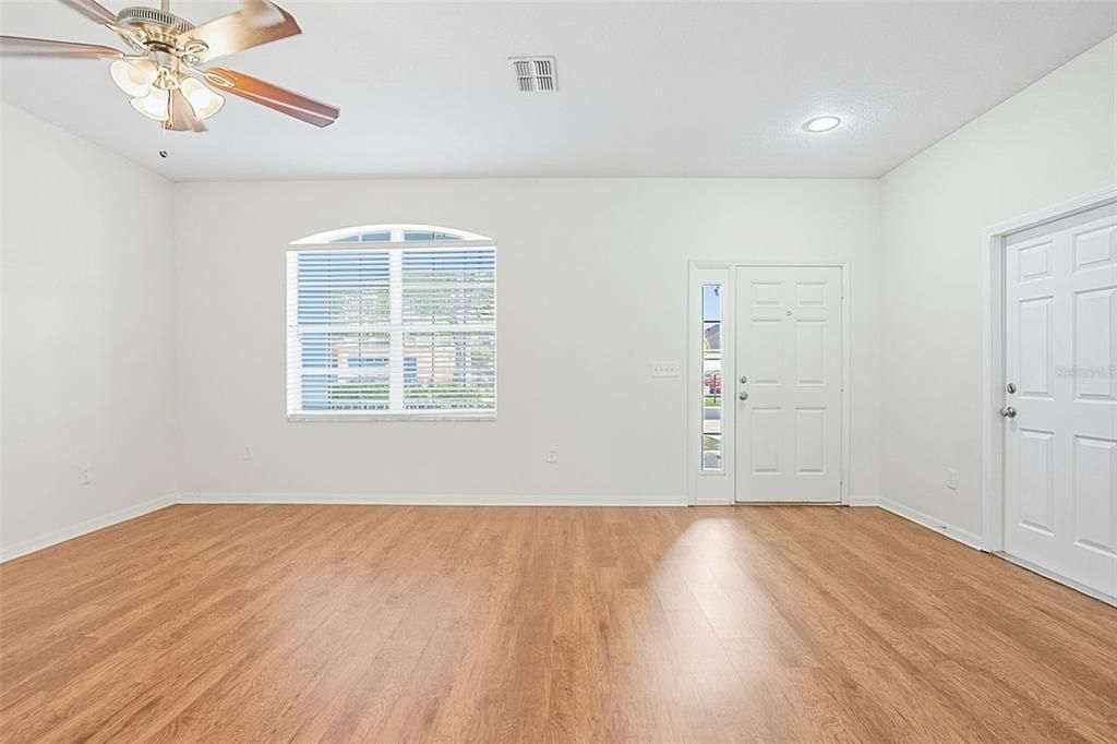 合同活跃: $284,900 (4 贝兹, 2 浴室, 1682 平方英尺)