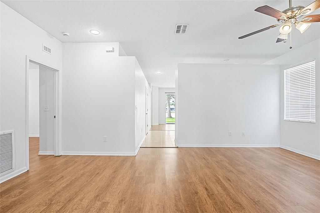 合同活跃: $284,900 (4 贝兹, 2 浴室, 1682 平方英尺)