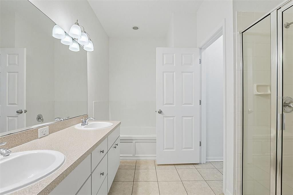 合同活跃: $284,900 (4 贝兹, 2 浴室, 1682 平方英尺)