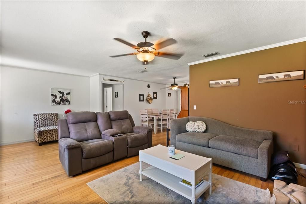 Под контрактом: $454,900 (3 спален, 2 ванн, 2214 Квадратных фут)