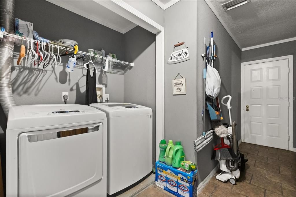 Под контрактом: $454,900 (3 спален, 2 ванн, 2214 Квадратных фут)