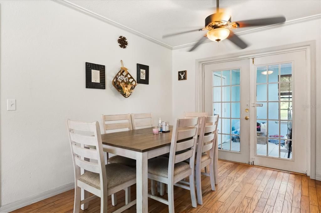 Под контрактом: $454,900 (3 спален, 2 ванн, 2214 Квадратных фут)