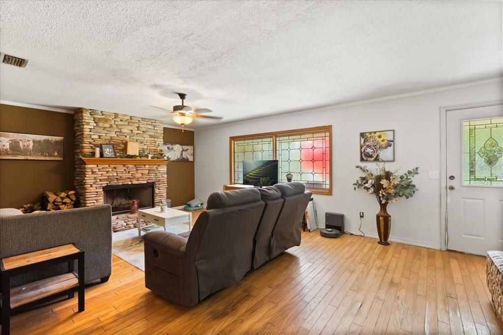 Под контрактом: $454,900 (3 спален, 2 ванн, 2214 Квадратных фут)