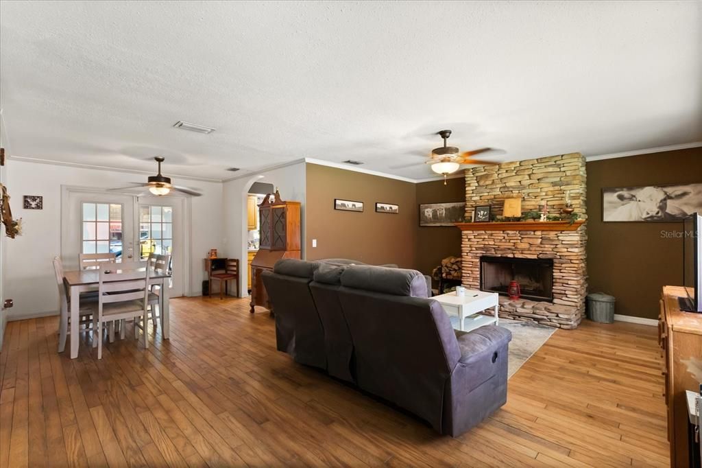 Под контрактом: $454,900 (3 спален, 2 ванн, 2214 Квадратных фут)