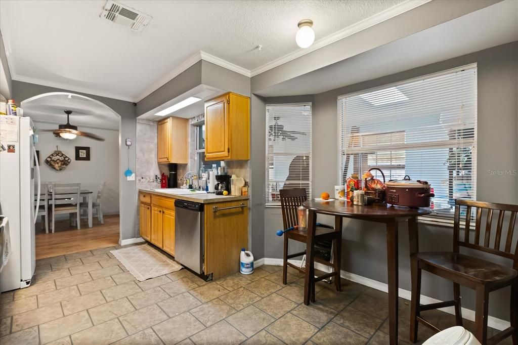 Под контрактом: $454,900 (3 спален, 2 ванн, 2214 Квадратных фут)