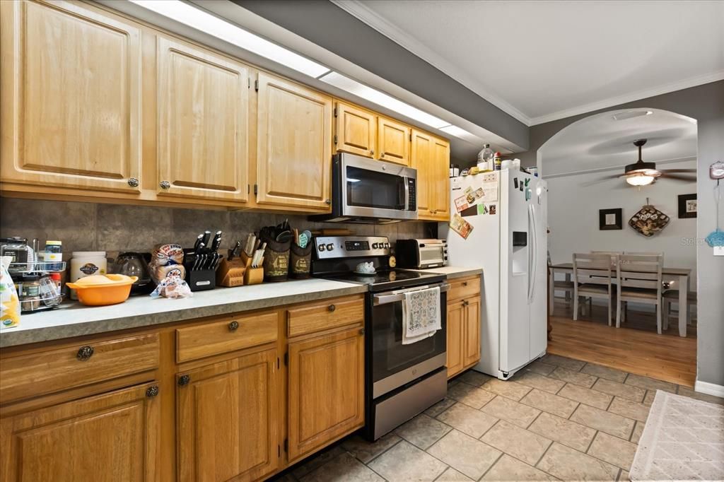 Под контрактом: $454,900 (3 спален, 2 ванн, 2214 Квадратных фут)