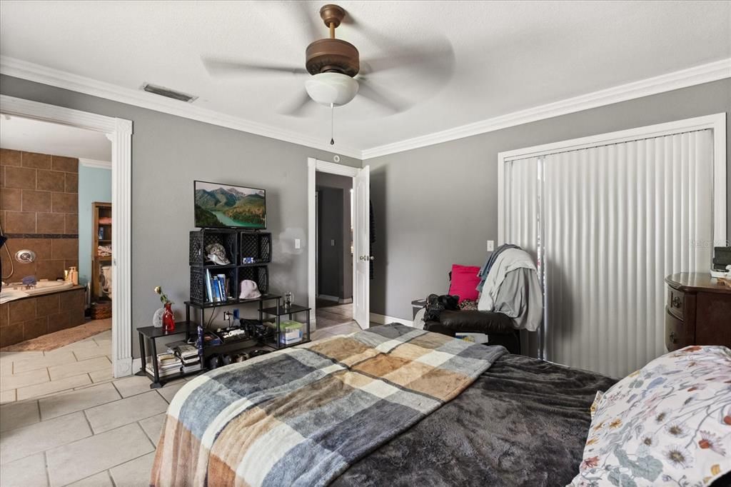 Под контрактом: $454,900 (3 спален, 2 ванн, 2214 Квадратных фут)