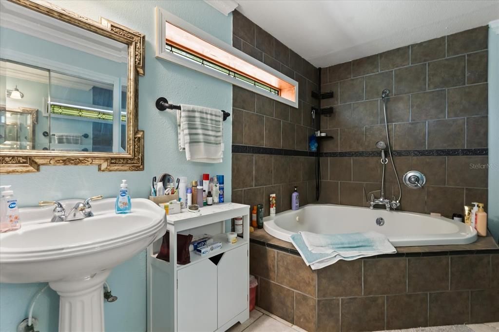 Под контрактом: $454,900 (3 спален, 2 ванн, 2214 Квадратных фут)