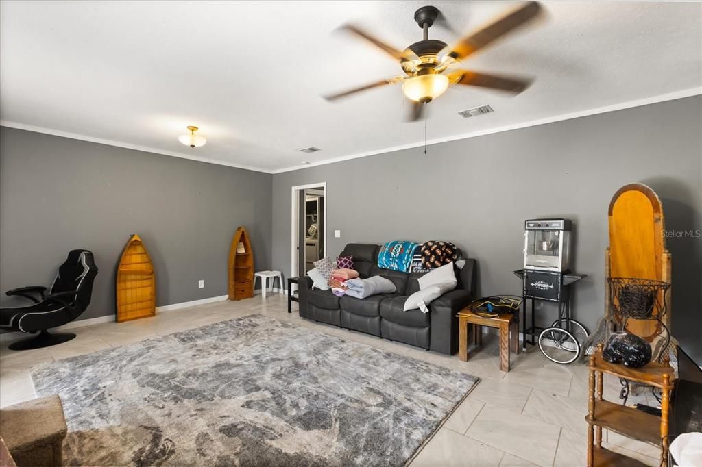 Под контрактом: $454,900 (3 спален, 2 ванн, 2214 Квадратных фут)