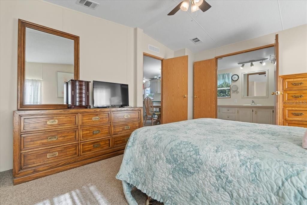 Active With Contract: $170,000 (2 beds, 2 baths, 1000 Square Feet)