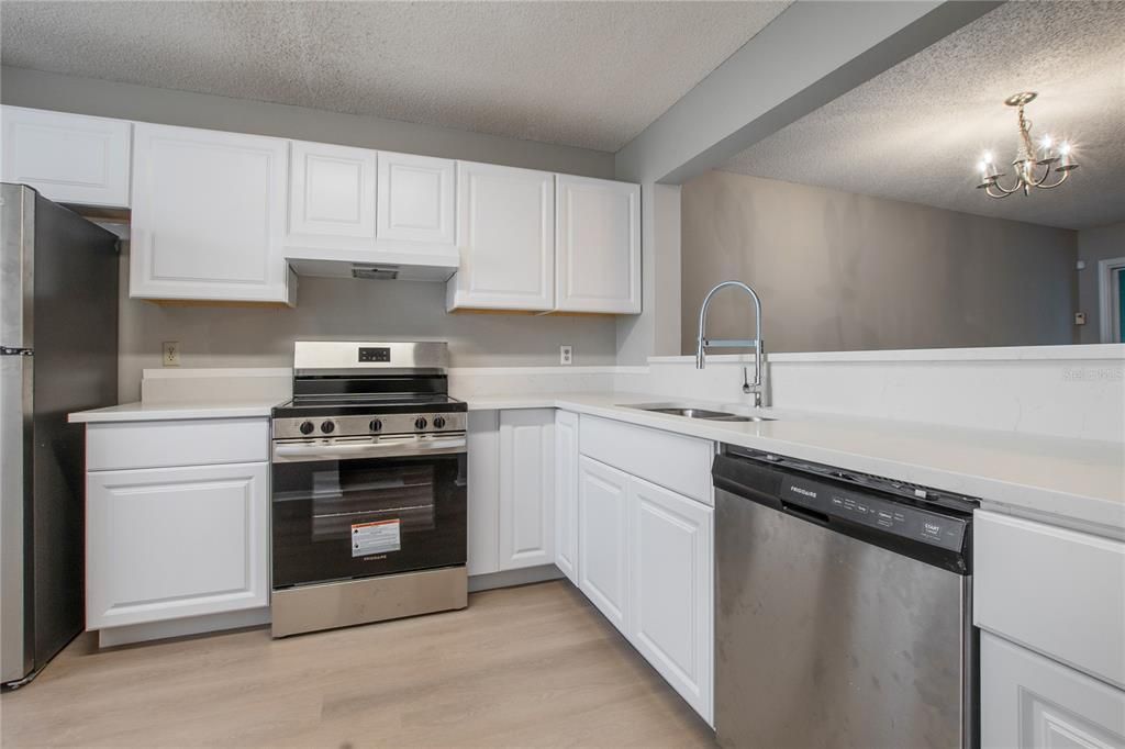 合同活跃: $175,000 (2 贝兹, 2 浴室, 1097 平方英尺)