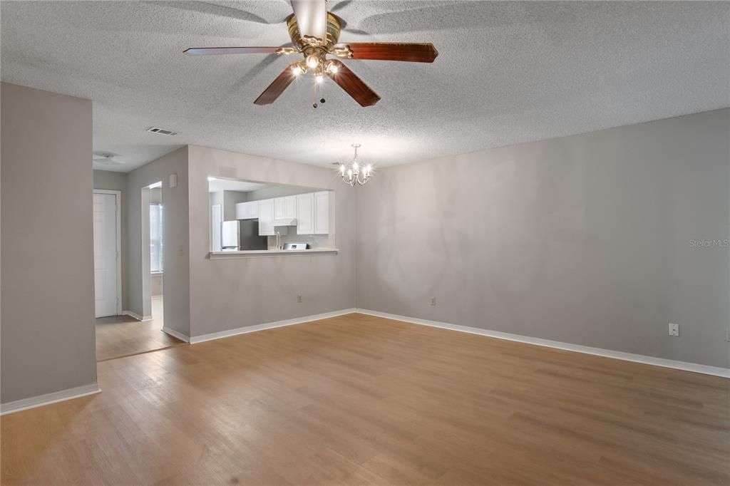 合同活跃: $175,000 (2 贝兹, 2 浴室, 1097 平方英尺)